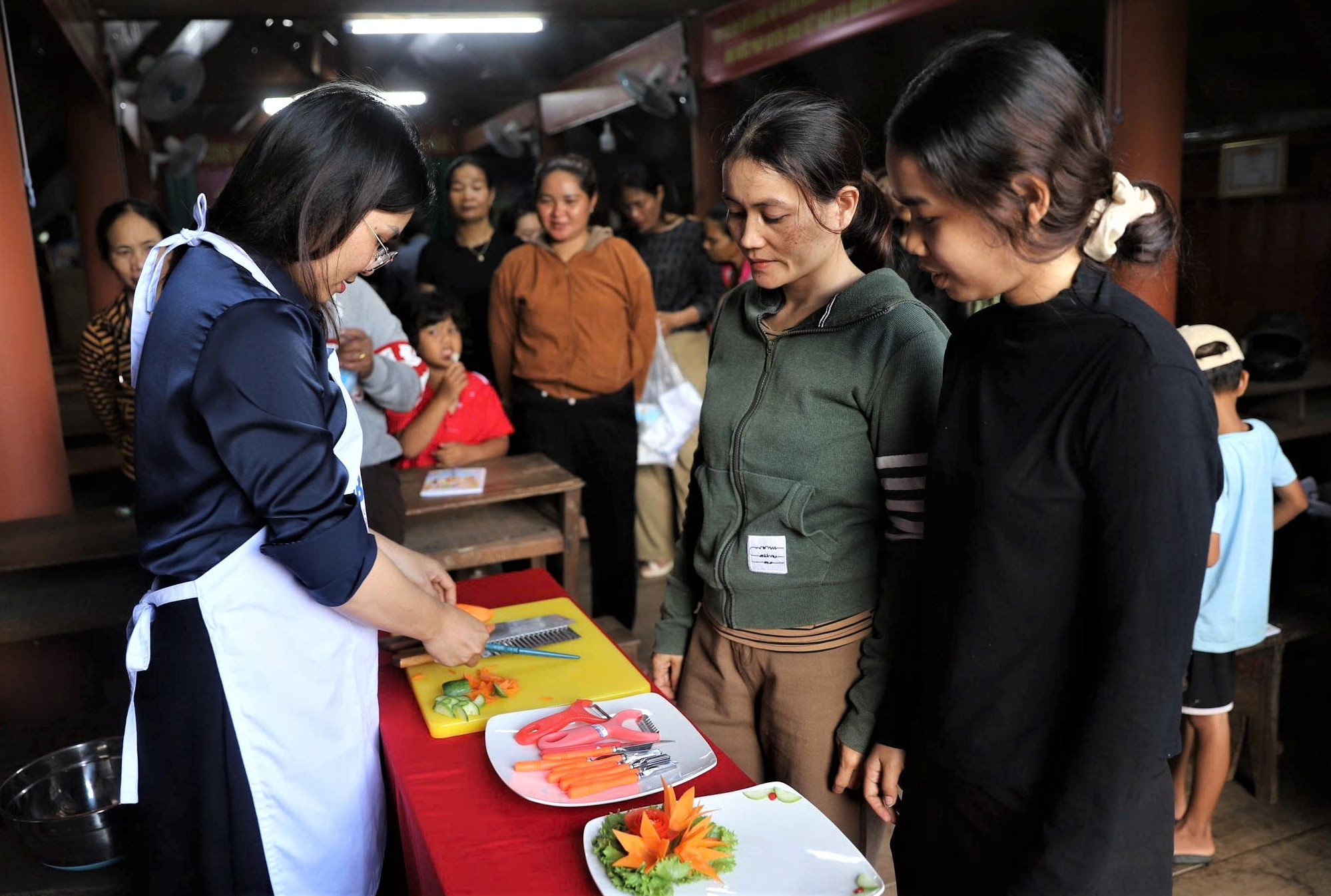 Lớp học được tổ chức ngay tại buôn, học viên không phải đi học xa, không mất chi phí đi lại mà vẫn duy trì công việc gia đình