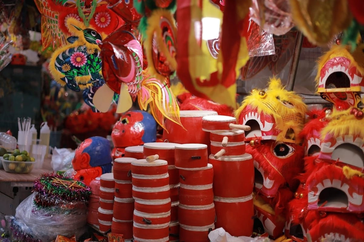 Tại chương trình, trẻ em được tự tay làm đồ chơi dưới sự hướng dẫn của nghệ nhân. Ảnh: iViVu
