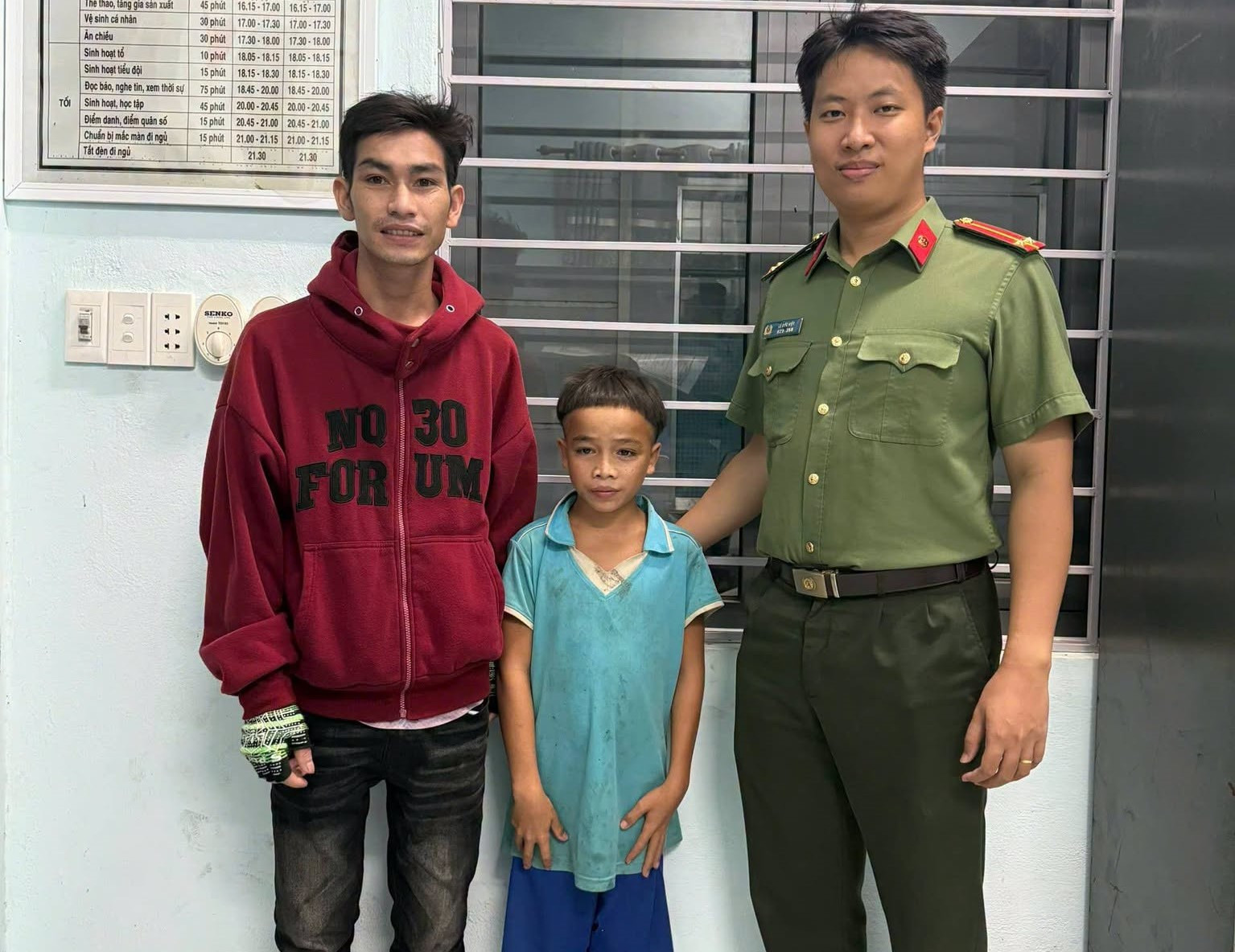 Bé trai 13 tuổi đi bộ hàng chục km tìm mẹ dưới mưa lũ