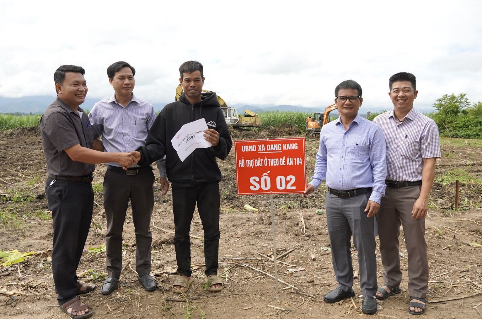 Sau khi hoàn thành bốc thăm, UBND xã đã tổ chức bàn giao đất ngay tại thực địa cho người dân