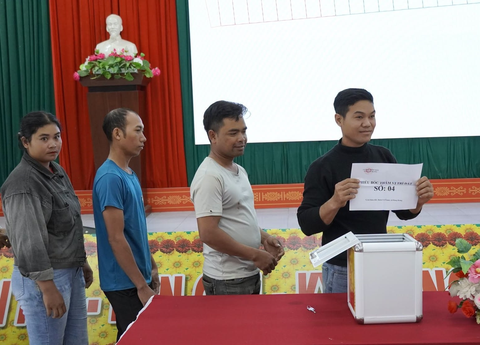 Xã Dang Kang tổ chức hội nghị bốc thăm xác định vị trí thửa đất và bàn giao đất ở lần đầu cho các hộ đồng bào DTTS
