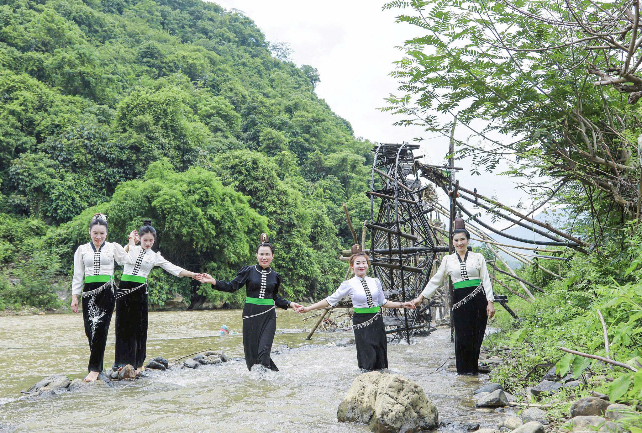 Những sinh hoạt văn hóa của người Thái được tái hiện trong không gian tự nhiên, góp phần tạo sức hút cho du lịch cộng đồng. Ảnh: Trần Nhâm