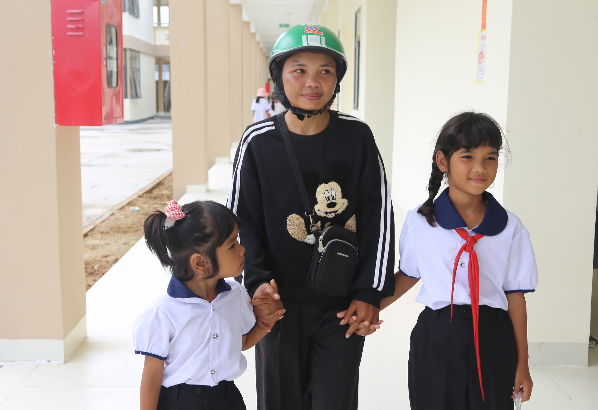 “Cả 3 con được học bán trú, tôi có thời gian đi làm nương rẫy” 