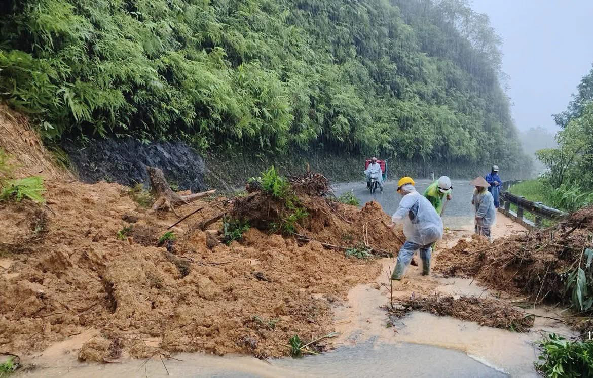 Mưa lũ gây ngập hàng trăm nhà dân, nhiều tuyến đường miền Trung tê liệt