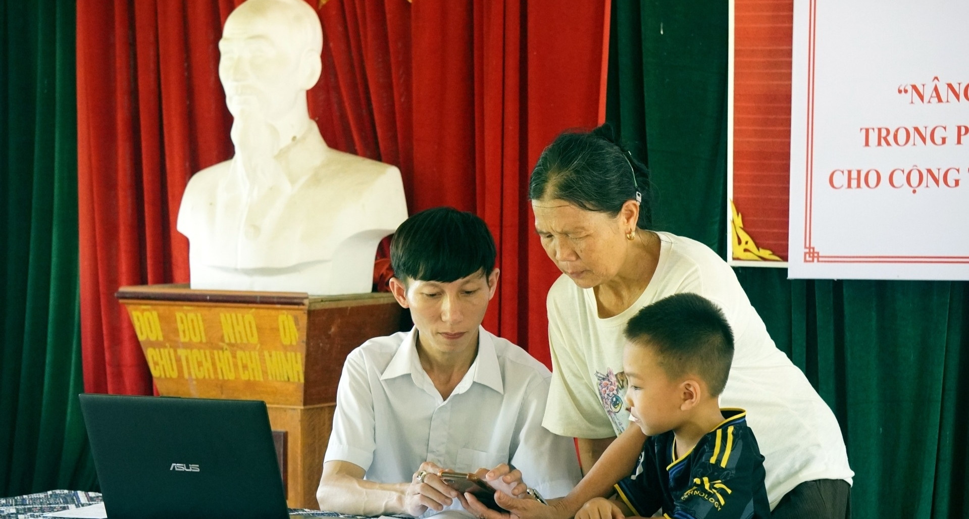 Cử nhân 9X bỏ việc lương 15 triệu về quê làm Trưởng bản