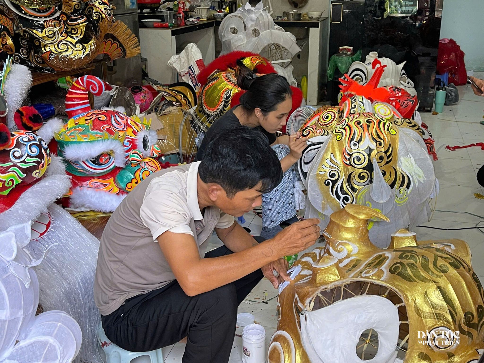 Gia đình ông Nguyễn Hưng là nơi duy nhất ở Hội An còn giữ nghề làm đầu lân ở Hội An. Ảnh: Huy Trường