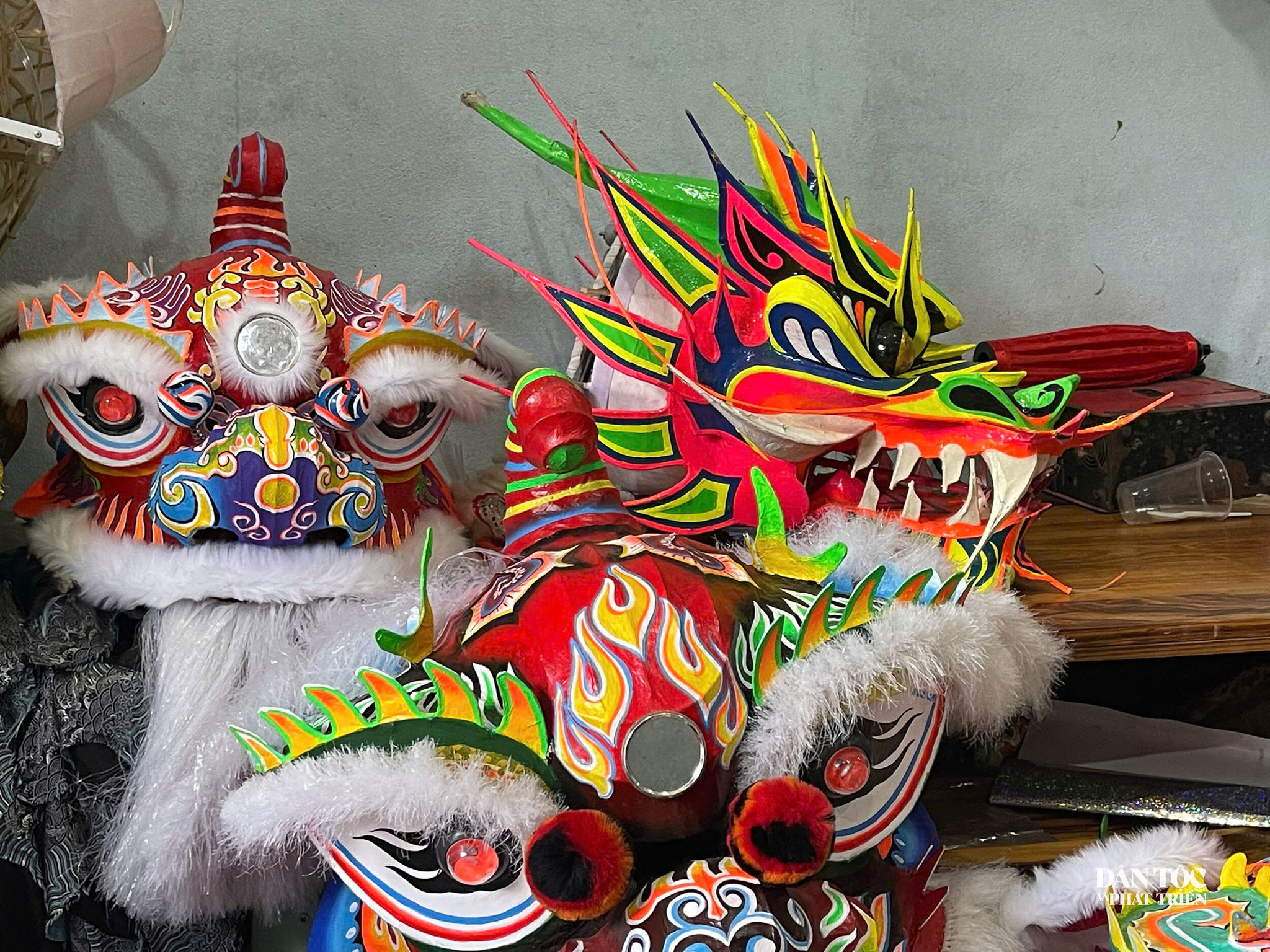 Nghề làm đầu lân đến với anh Hưng từ những trò chơi thuở nhỏ. Ảnh: Huy Trường