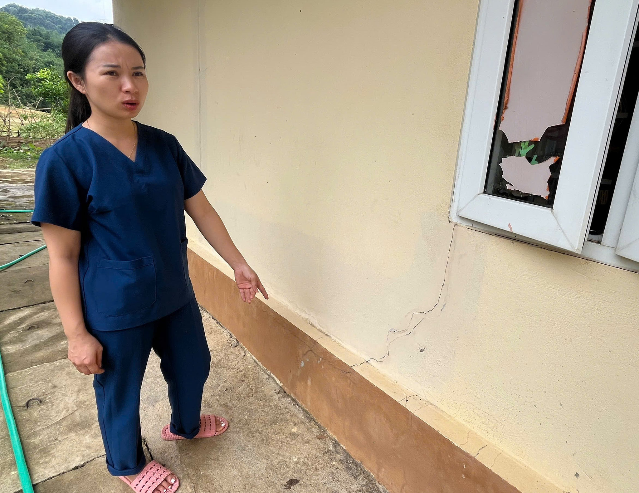 Phần tường sát móng tại điểm trường bản Vặn xuất hiện dấu hiệu nứt