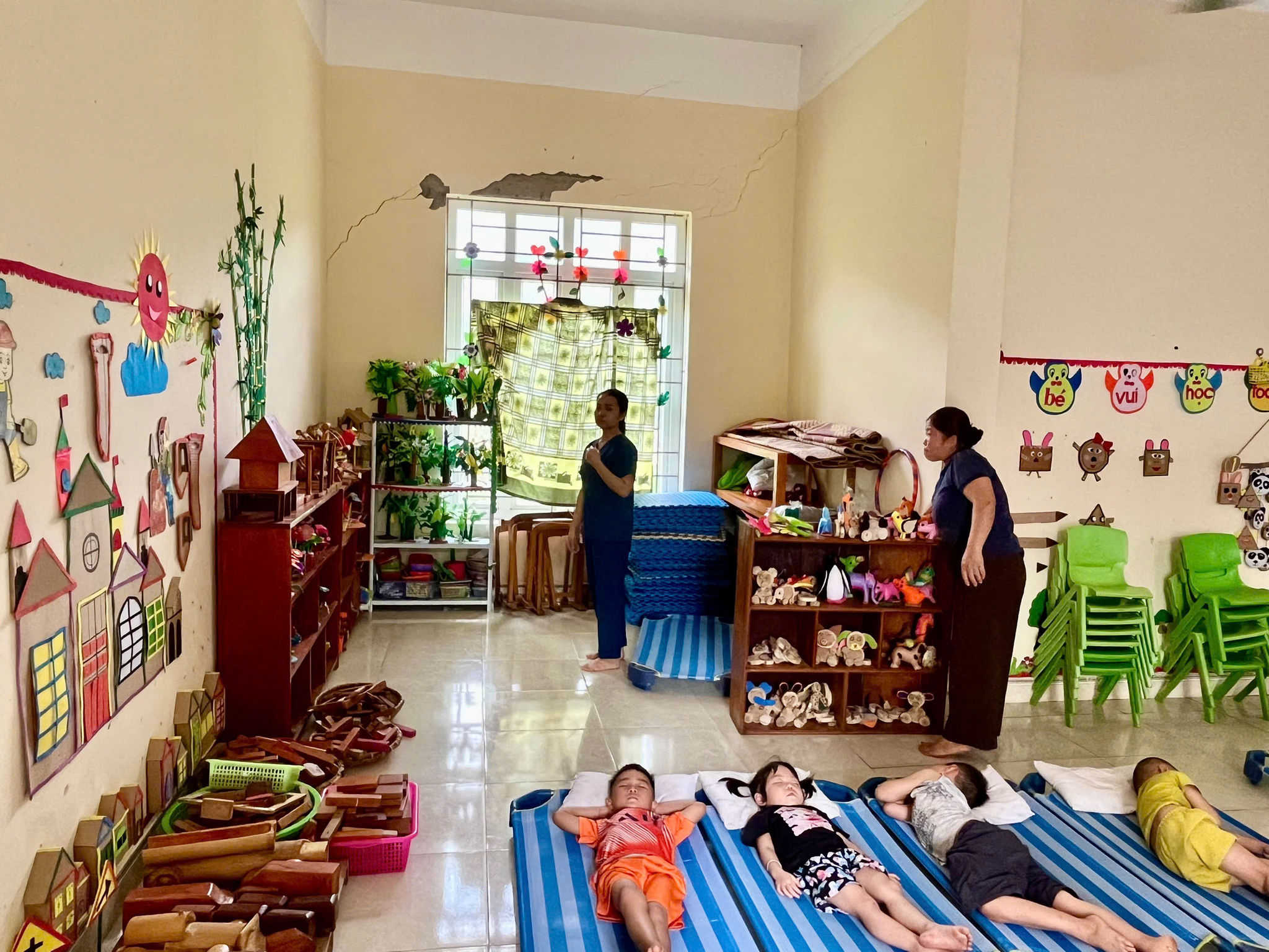 Ngay trong khu vực học tập của trẻ cũng xuất hiện nhiều vết nứt dài.