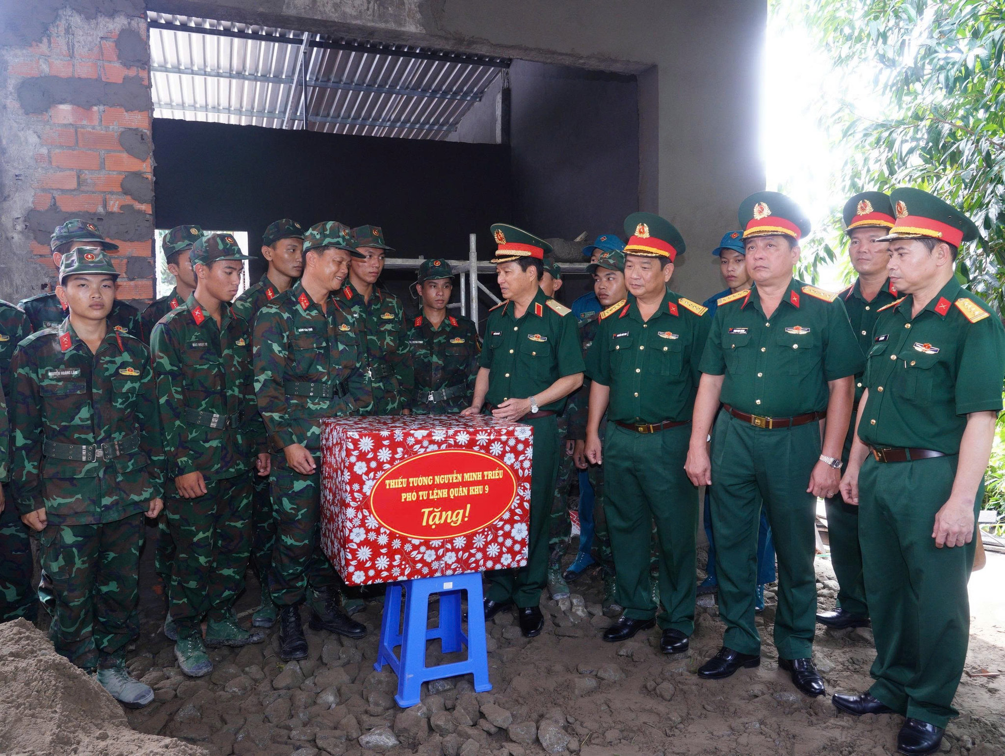Thiếu tướng Nguyễn Minh Triều, Phó Tư lệnh Quân khu 9 tặng quà, động viên cán bộ, chiến sĩ Trung đoàn 3, Sư đoàn 330. Ảnh: Công Khanh