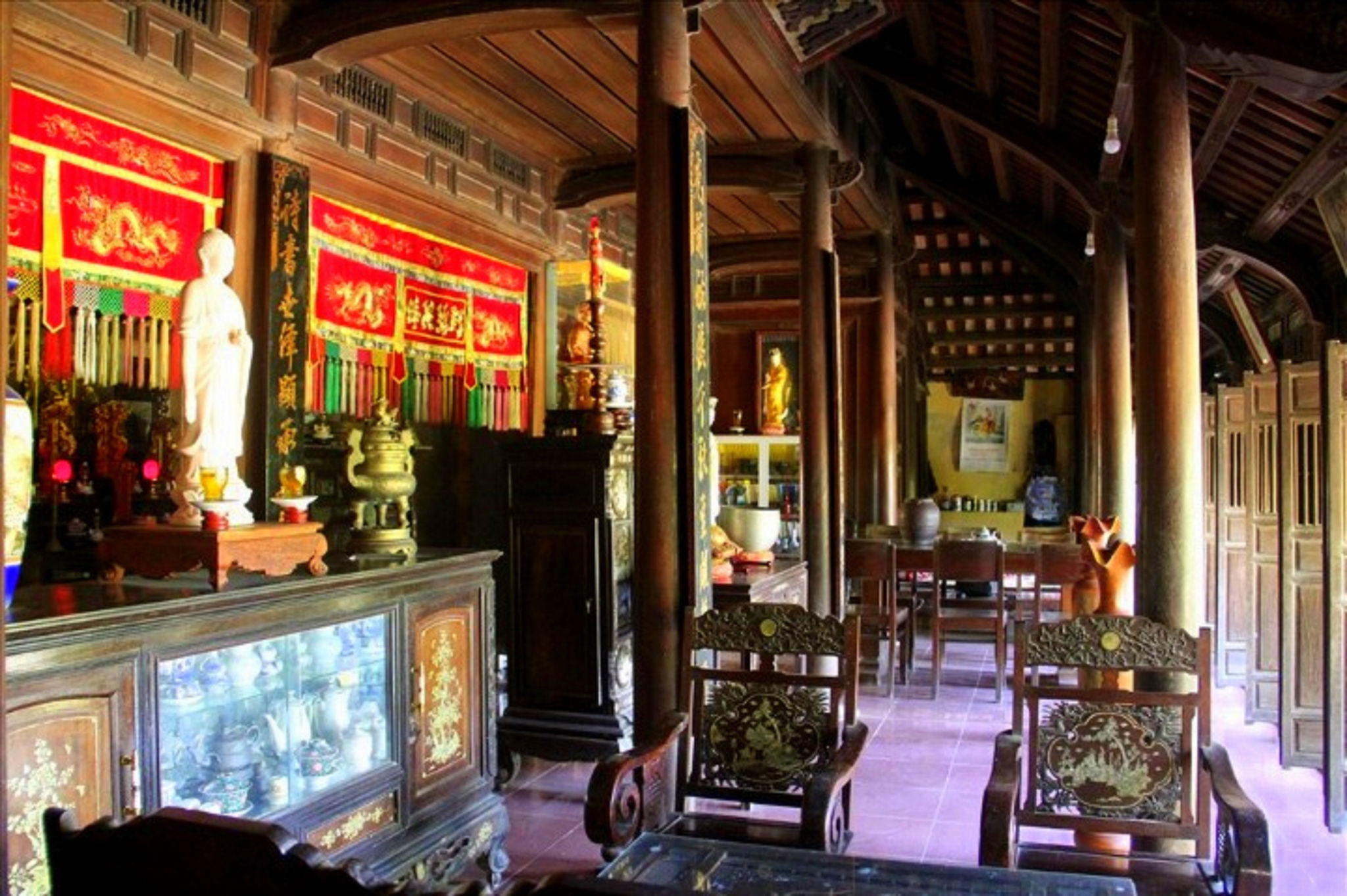 Bên trong những ngôi nhà cổ có các họa tiết chạm khắc tinh xảo mang giá trị thẩm mỹ, văn hóa tín ngưỡng, lòng hiếu kính của con cháu đối với tổ tiên.