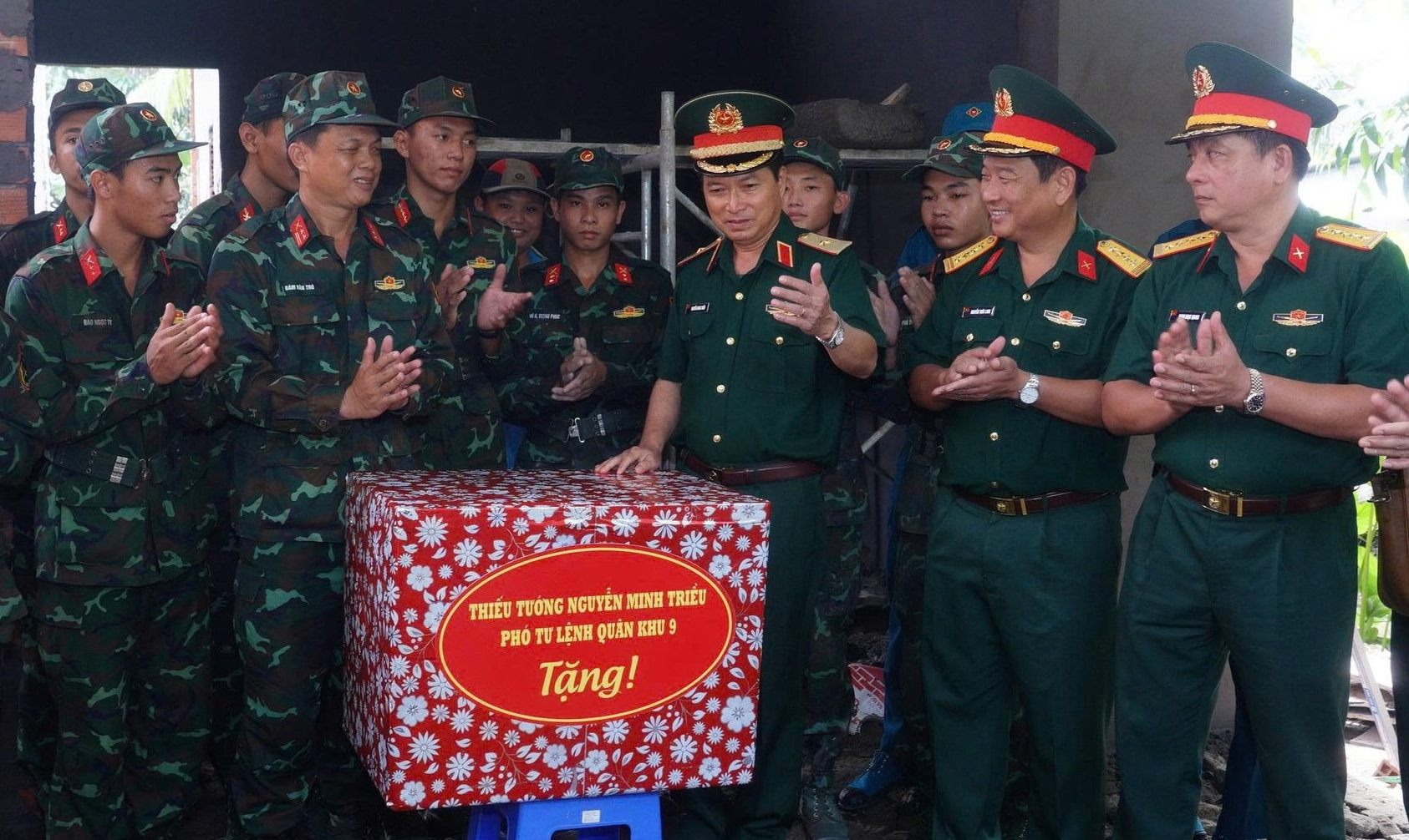 300 cán bộ, chiến sĩ Quân khu 9 góp sức dựng nhà cho gia đình chính sách 