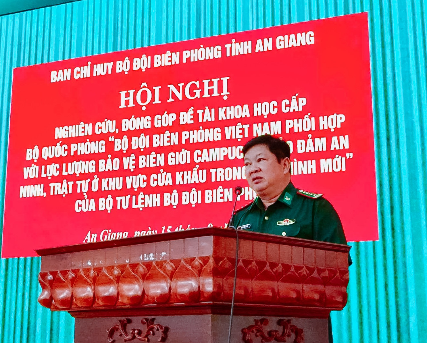 Đại tá Phạm Văn Thắng, Chỉ huy trưởng Ban Chỉ huy BĐBP tỉnh An Giang phát biểu tại hội nghị.Ảnh: Tiến Vinh
