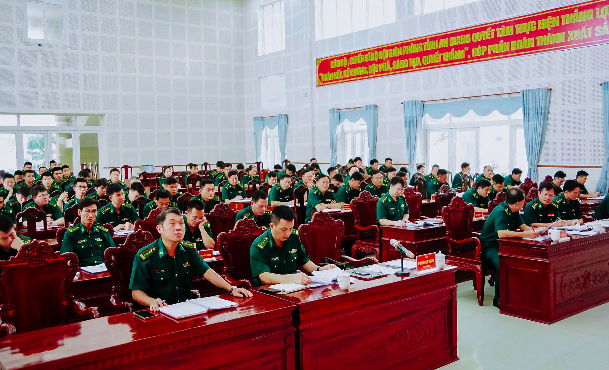 Các đại biểu BĐBP An Giang thống nhất cao dự thảo đề tài . Ảnh: Tiến Vinh
