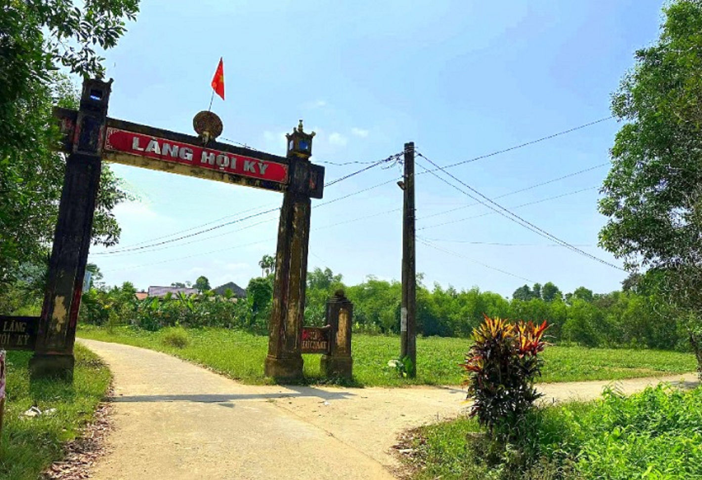 Cổng làng Hội Kỳ mang dấu ấn thời gian.
