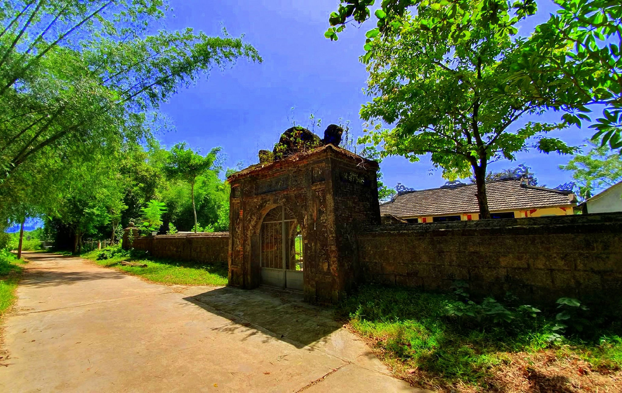 Trong làng Hội Kỳ có nhiều công trình, nhà cổ mang nặng trầm tích văn hóa.