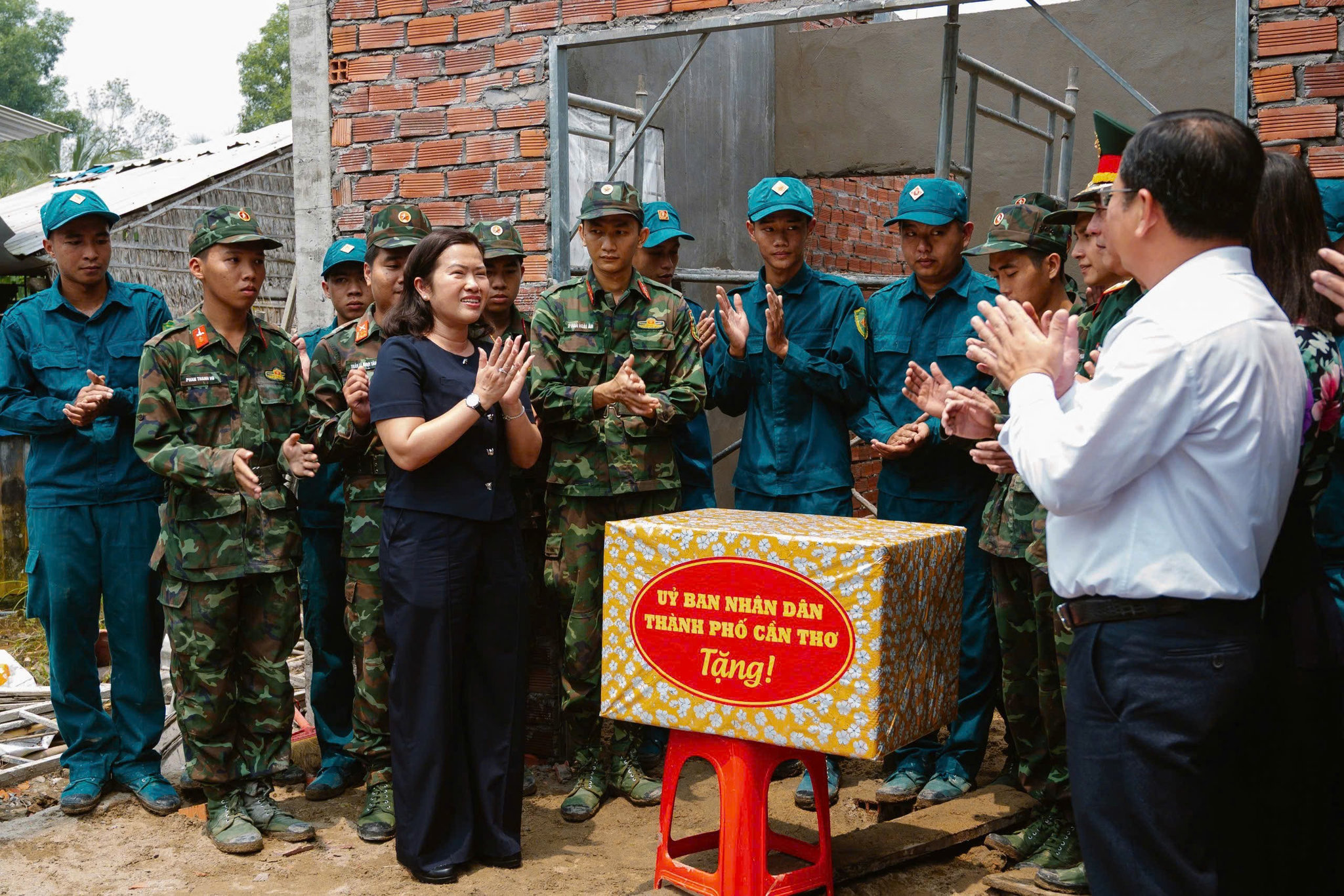 Bà Nguyễn Thị Ngọc Điệp, đại diện lãnh đạo TP. Cần Thơ tặng quà lực lượng thực hiện nhiệm vụ tại xã Phụng Hiệp. Ảnh: Công Khanh