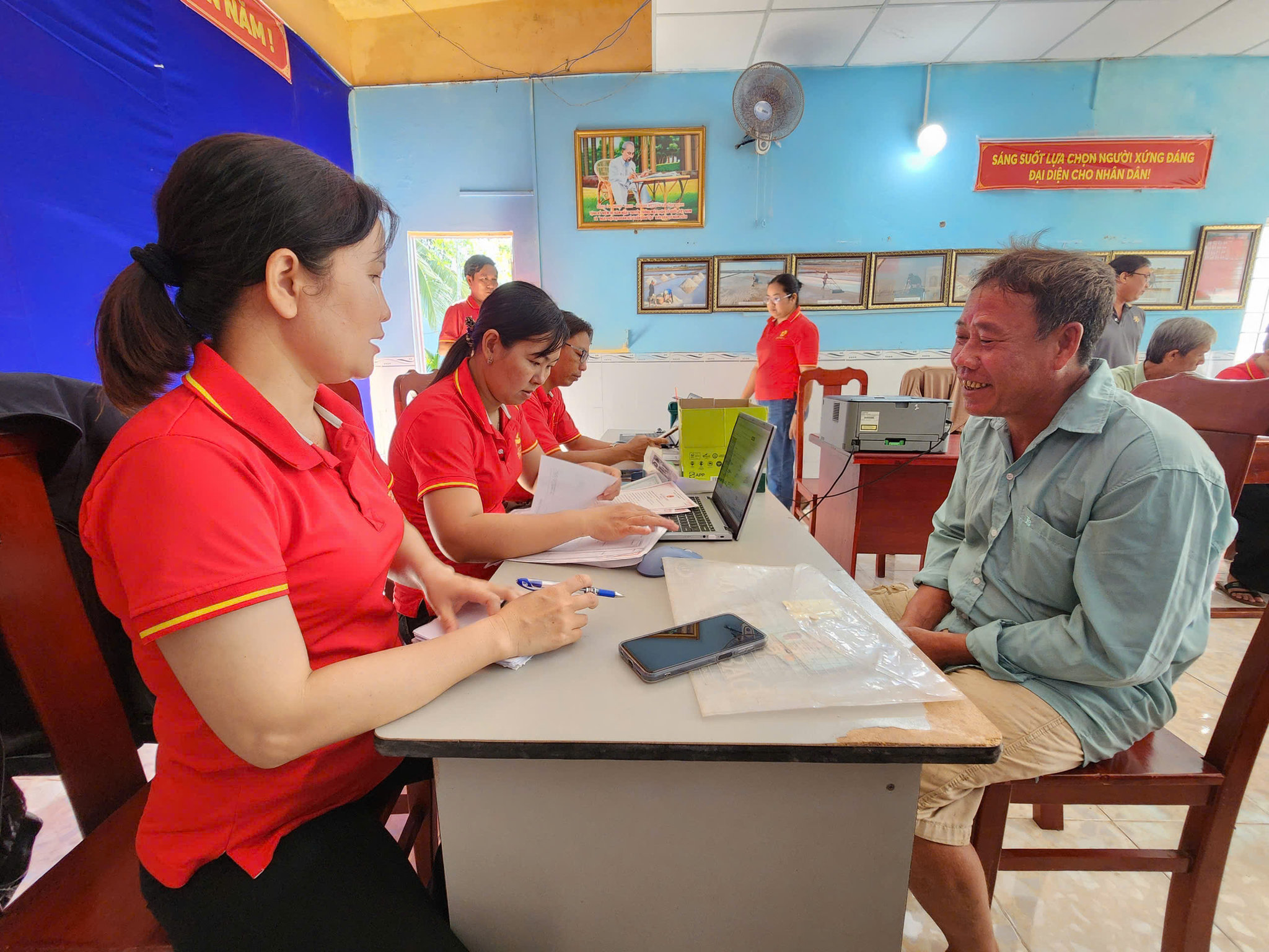 Mô hình “Hành chính lưu động” đang tạo thêm một cách làm gần dân, nhất là với người cao tuổi, người khuyết tật, đồng bào dân tộc Khmer và những người gặp khó khăn. 