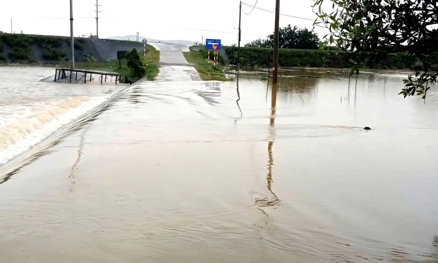 Mưa lớn kéo dài khiến nhiều khu vực xã Gia Viễn, tỉnh Ninh Bình ngập sâu, giao thông chia cắt, ảnh hưởng đời sống người dân.