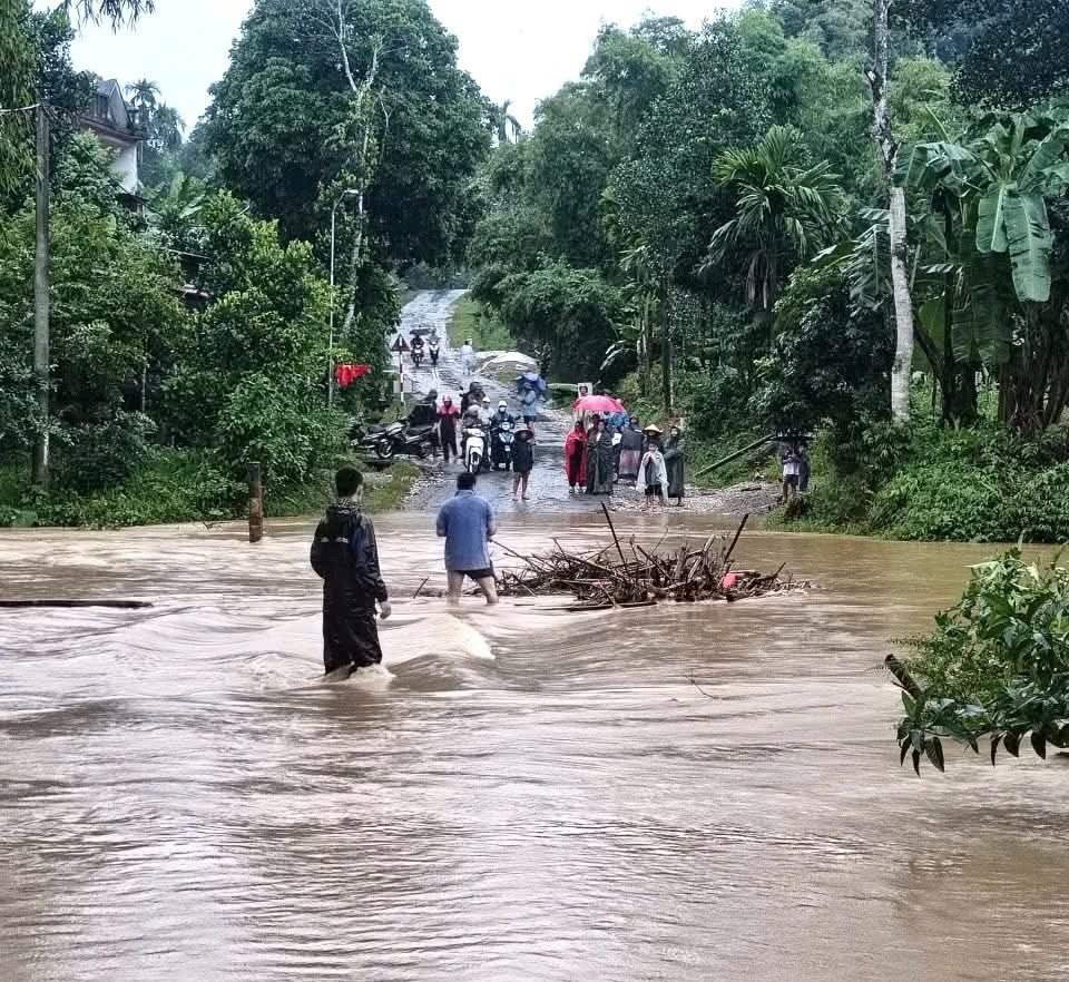 Mưa lớn gây ngập, chia cắt nhiều tuyến đường miền núi Thanh Hóa 