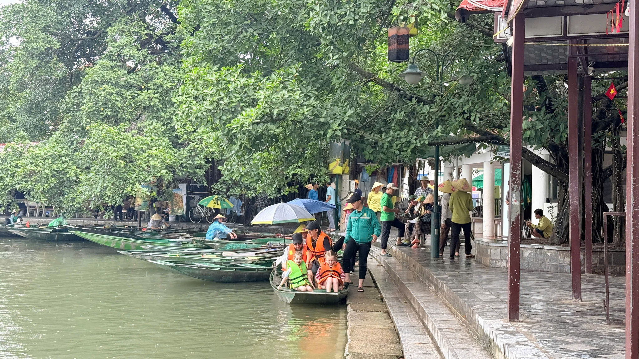 Mưa lớn khiến 300 học sinh Gia Viễn phải nghỉ học 