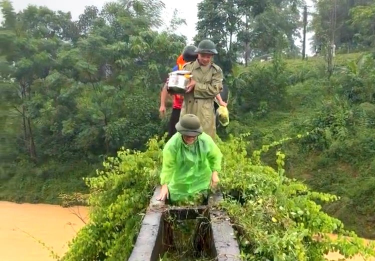 Thanh Hóa: Vượt lũ đến nhà đỡ đẻ cho sản phụ đang chuyển dạ 