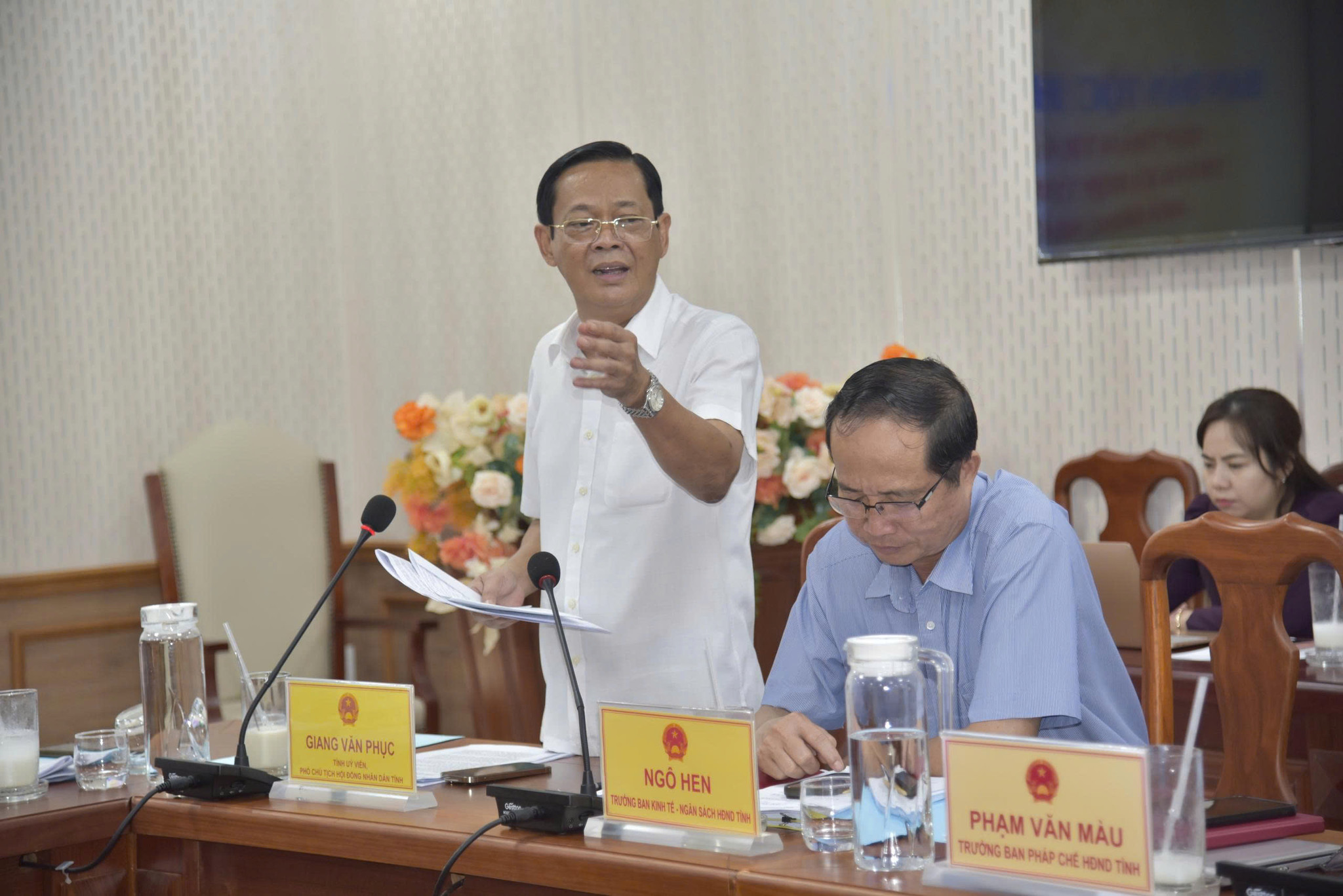 Ộng Giang Văn Phục, Phó chủ tịch HĐND tỉnh An Giang phát biểu tại kỳ họp. Ảnh: Cẩm Linh