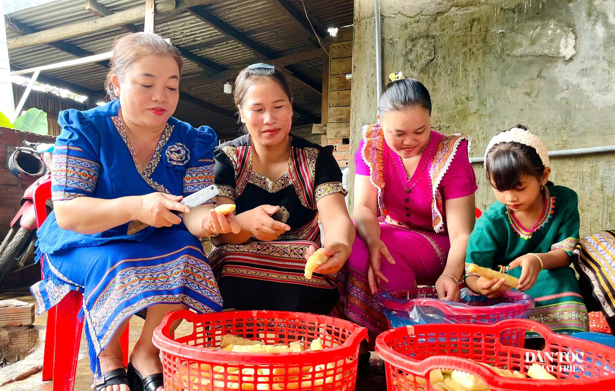 Măng rừng sau khi luộc sẽ được sơ chế trước khi đưa vào sấy khô. Ảnh: Ngọc Chí