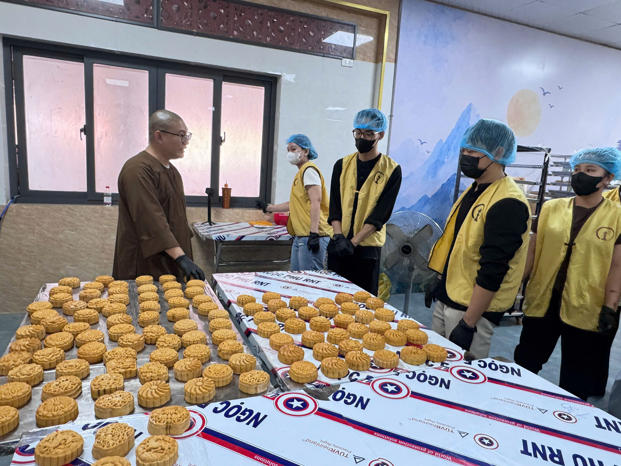 Những chiếc bánh đã thành hình và chẩun bị đưa vào nướng. Ảnh: Như Tâm