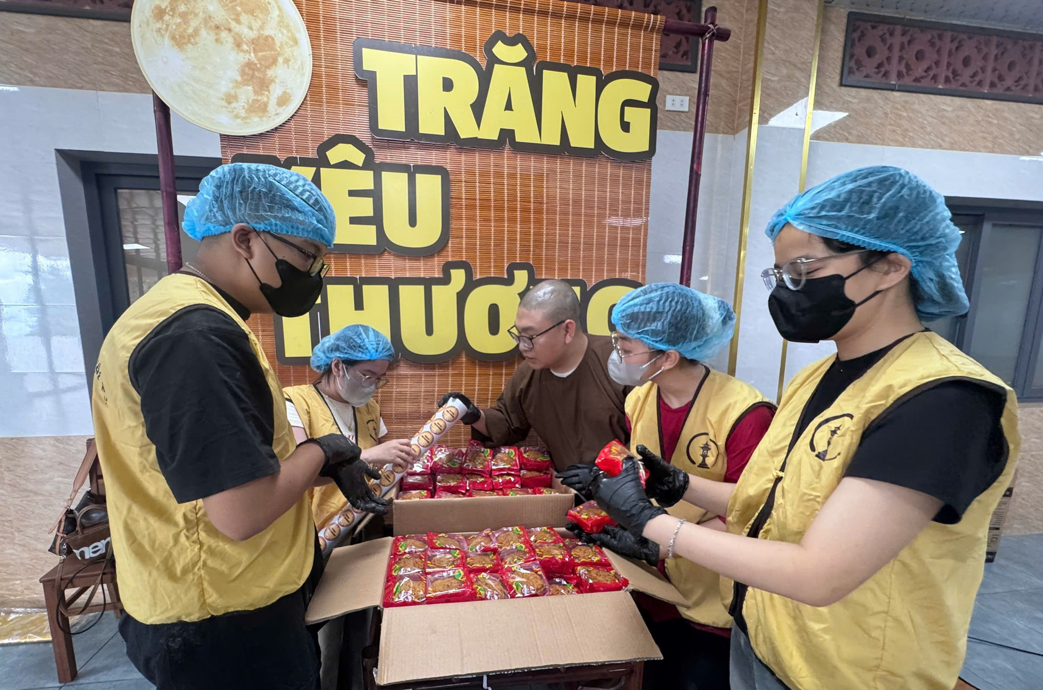 Sau khi được nướng 2 lần, những chiếc bánh được để cho nguội và đóng gói trước khi đưa đến chương trình ' Trăng yâu thương'. Ảnh: Như Tâm