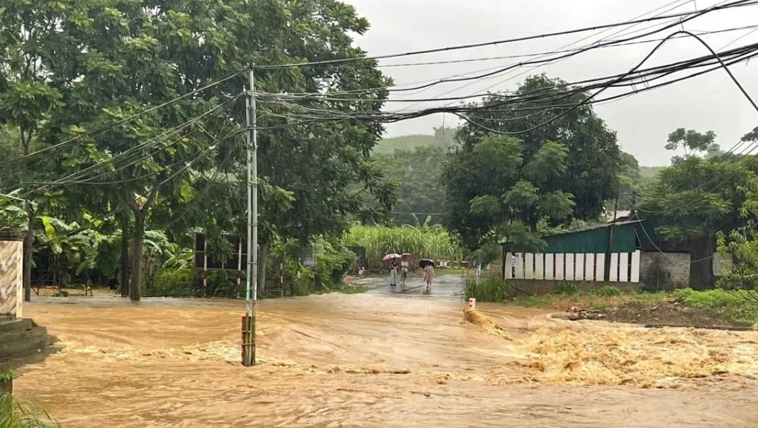 Nước dâng cao gây ngập các điểm cầu tràn trên địa bàn xã Quý Lương