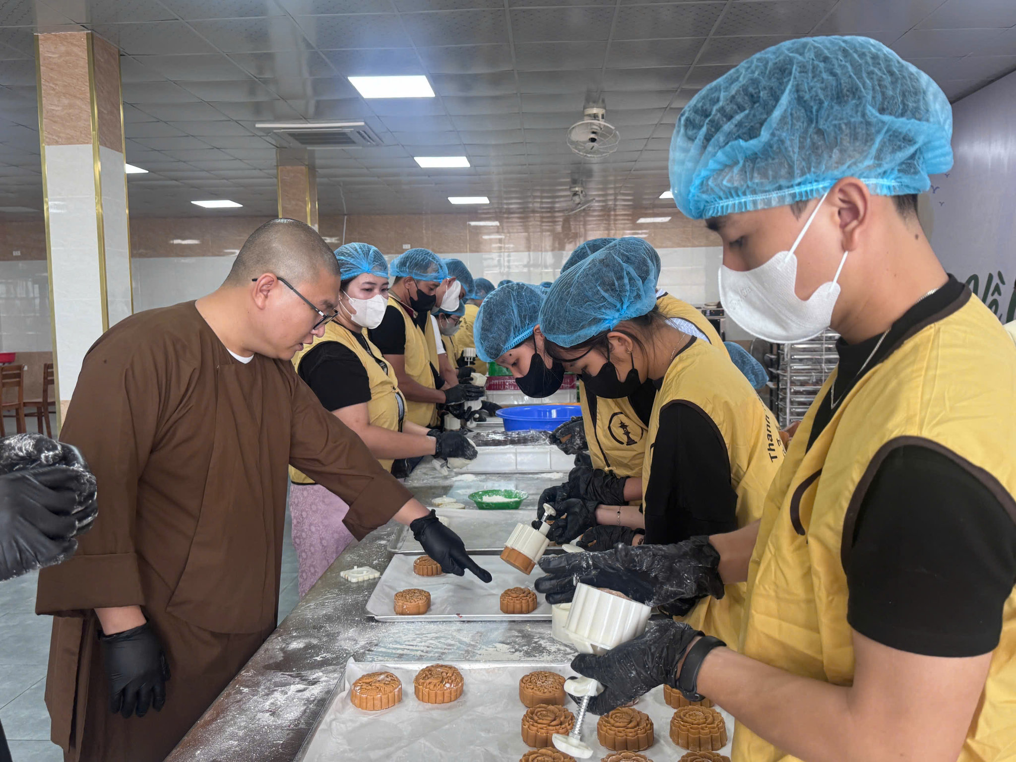 Những chiếc bánh trung thu được thầy Tuệ Không và các tình nguyện viên chăm chút từ nguyên liệu đến hình thức. Ảnh: Như Tâm