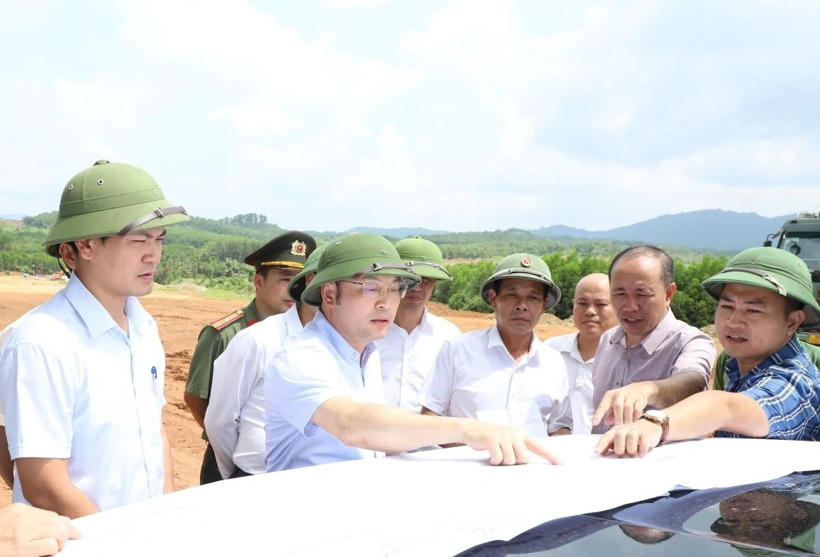 Phó Chủ tịch UBND tỉnh Thanh Hóa Cao Văn Cường (thứ 2 từ phải sang) kiểm tra tiến độ thi công khu tái định cư. Ảnh: Đỗ Đức