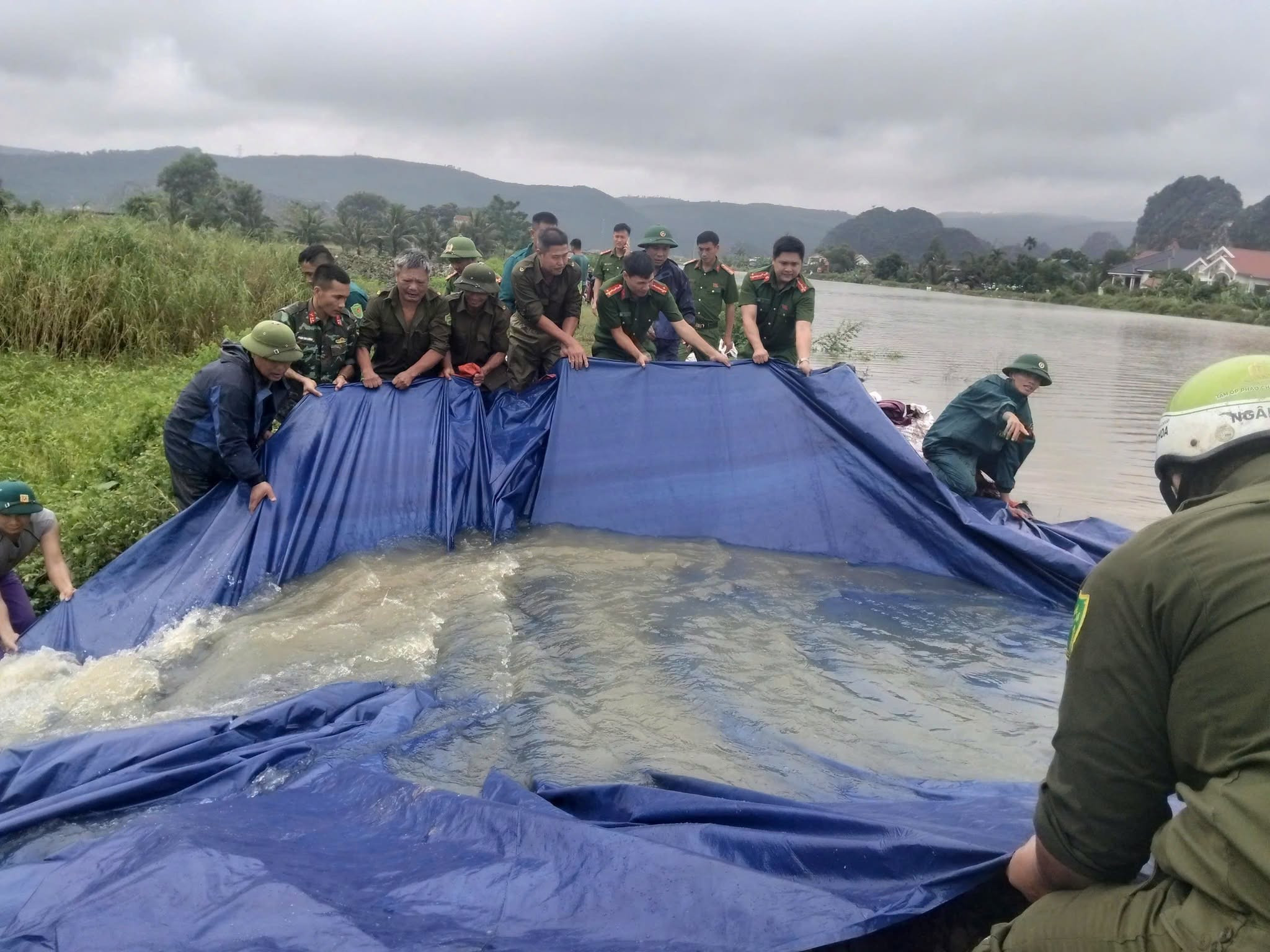 Mưa lớn gây sạt lở, tràn đê bao sông Cầu Chày 