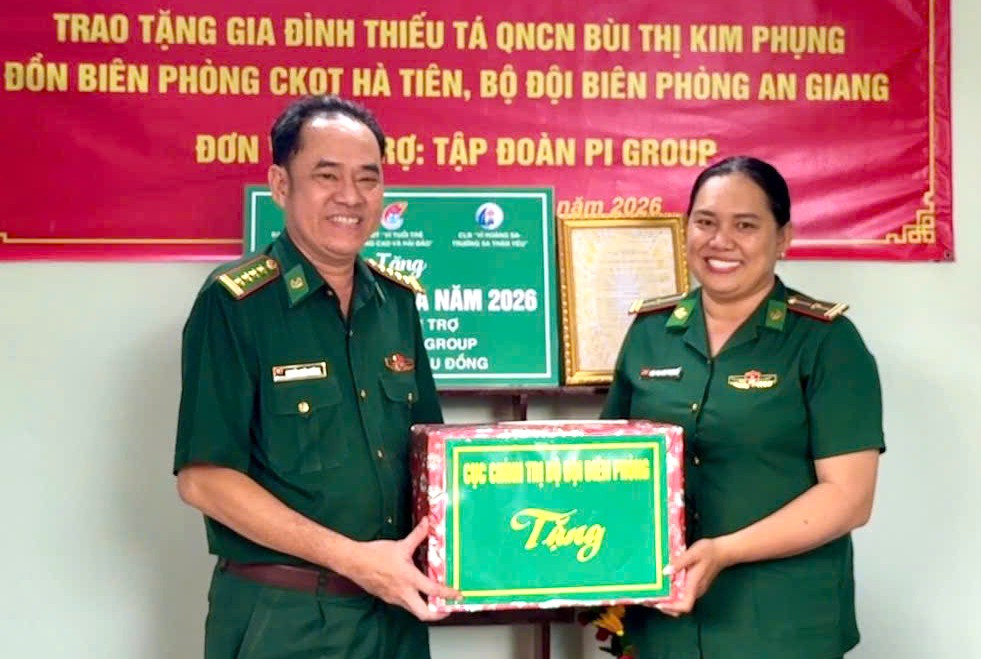 Đại tá Nguyễn Quốc Cường, Phó Chủ nhiệm Chính trị Bộ đội Biên phòng trao quà cho gia đình Thiếu tá Bùi Thị Kim Phụng. Ảnh: Lê Khoa