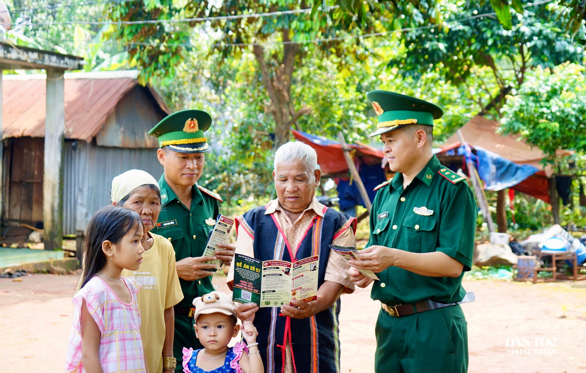 Già làng là cầu nối số đến với người dân