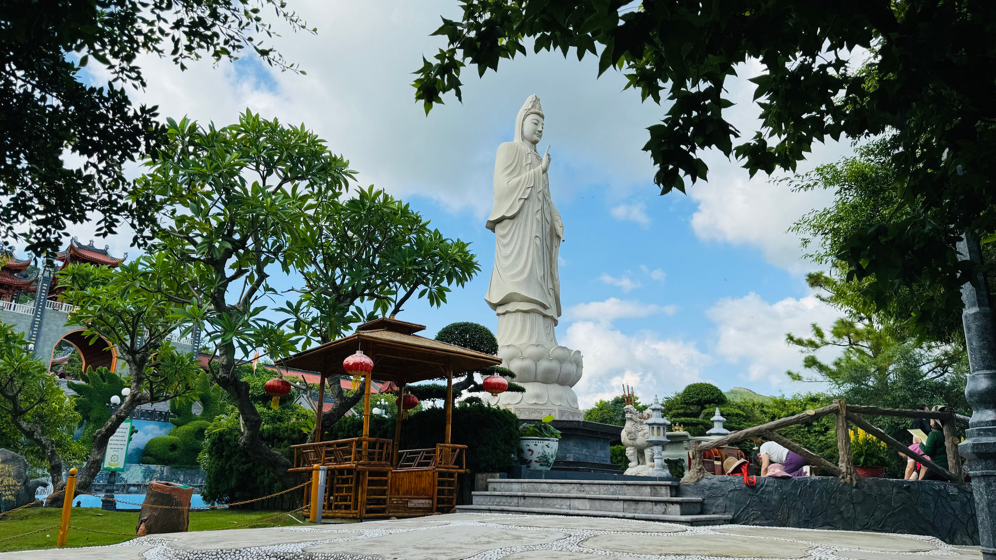 Đến cửa chùa không phải để xin một cuộc đời không còn mất mát, mà đến để học cách nhìn lại mình, học cách sống với những được - mất mà không để chúng cuốn đi sự bình an. Ảnh: Việt Hà