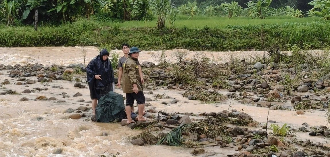 Công an xã Yên Khương có mặt tại khu vực suối, nơi phát hiện nạn nhân.