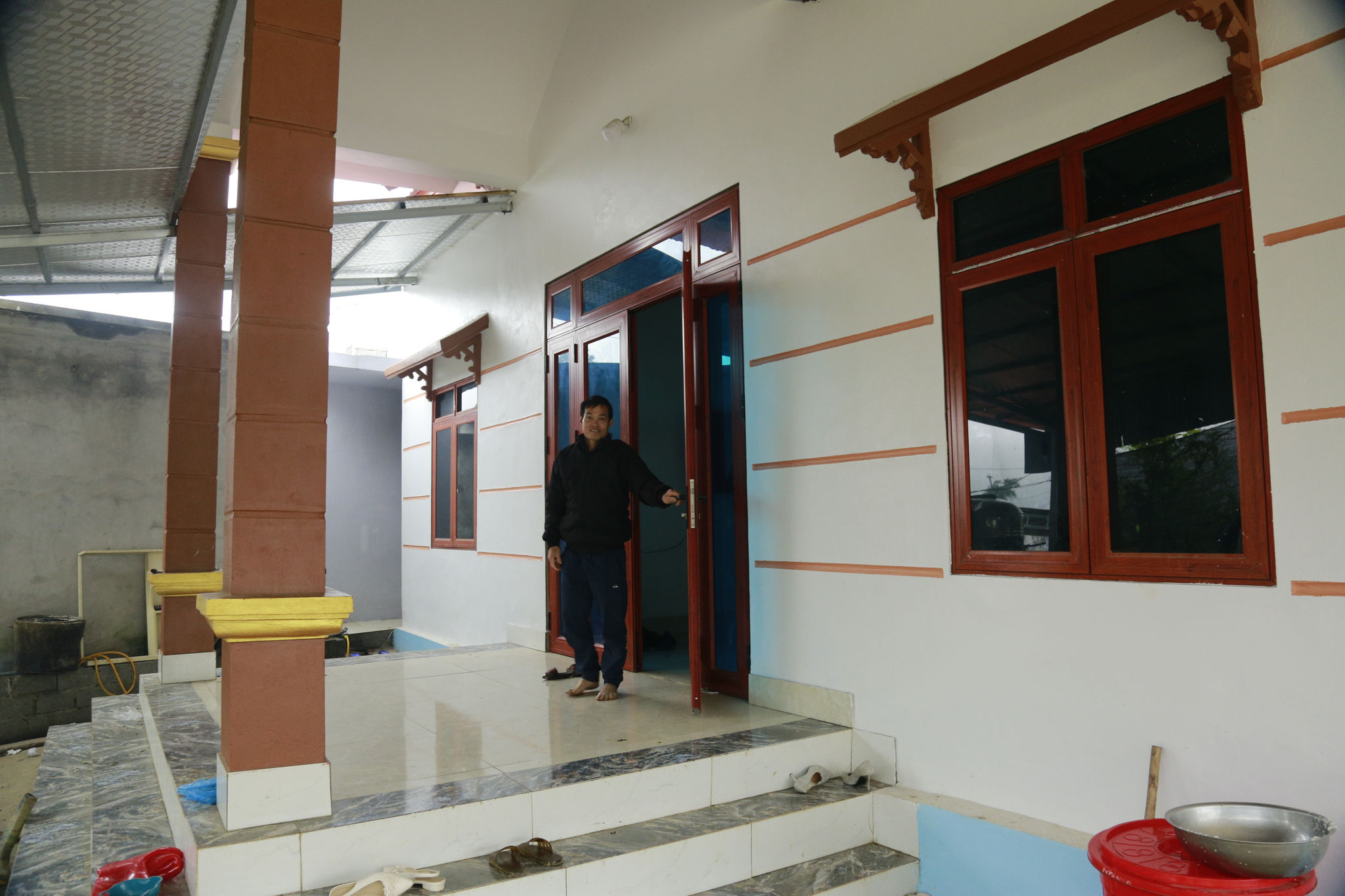 Nhà đã xây khang trang nhưng gia đình anh Hà Xuân Huy thường xuyên vắng mặt.