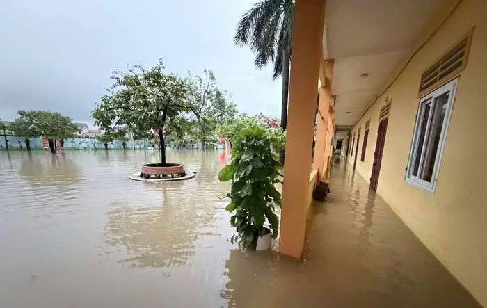 Nước ngập đến hành lang phân hiệu Trường Tiểu học Hoàng Mai 1.