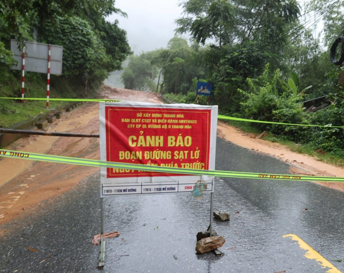 Đặt biển cảnh báo nguy hiểm tại các khu vực có nguy cơ sạt lở, lũ quét.