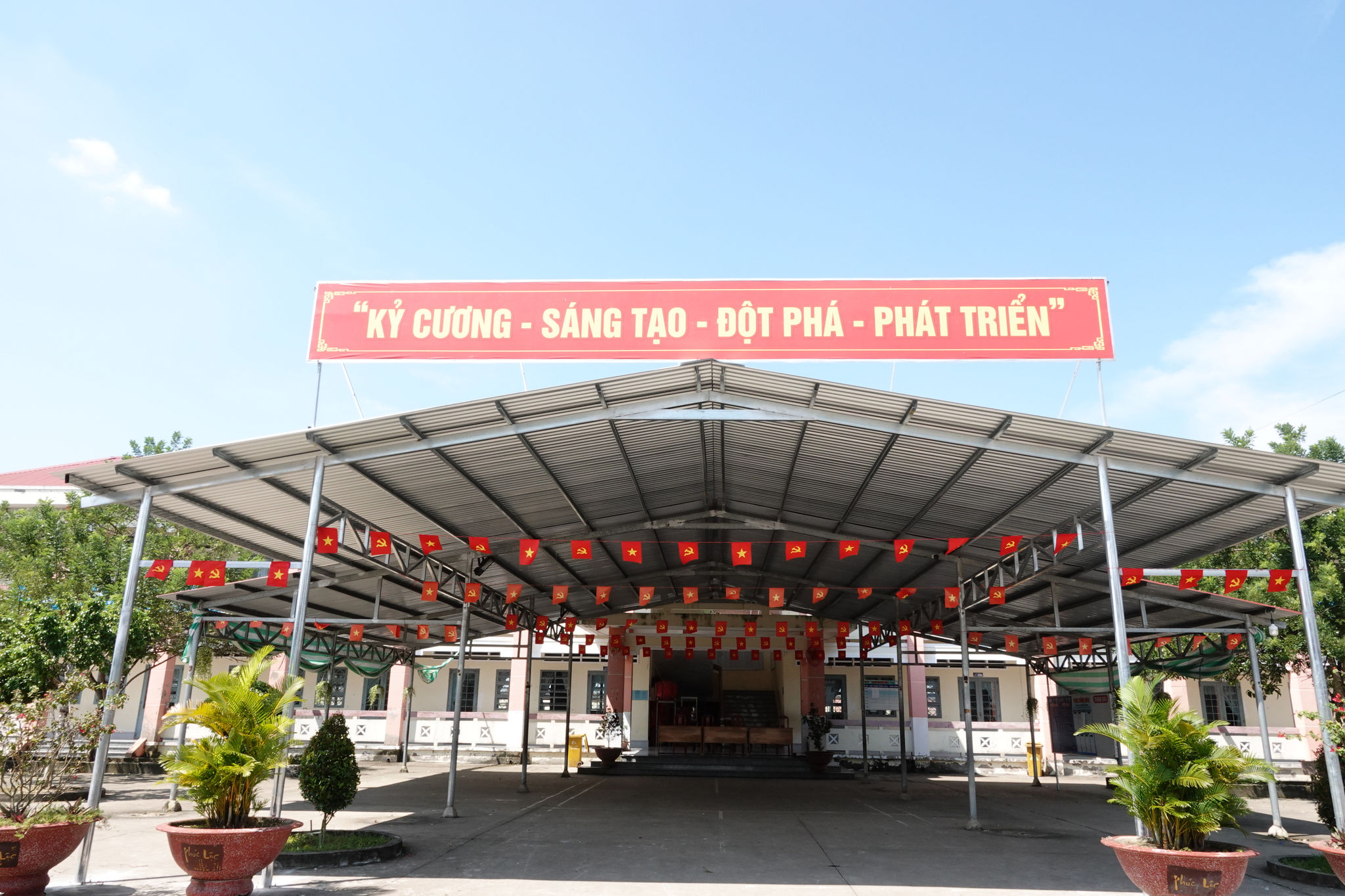 Trường tiểu học Phú Mỹ B ở ấp Đai Úi đã vun đắp ước mơ cho hàng nghìn con em đồng bào Khmer. Ảnh: DT