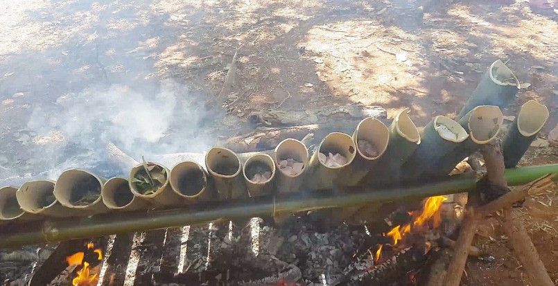 Cách chế biến món canh thụt của đồng bào Cơ Ho. Ảnh: sanphamthiennhien.vn