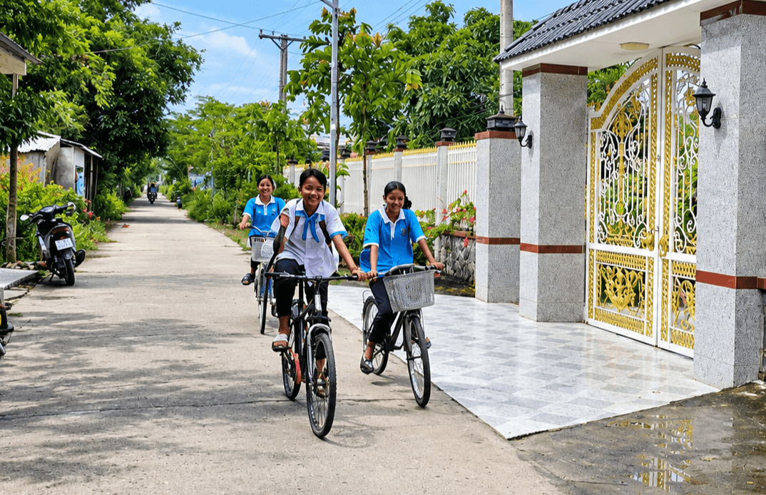 Nhờ những người thầy gánh đất mở đường, khát vọng học tập của trẻ em ở phum sóc Khmer. Ảnh: DT