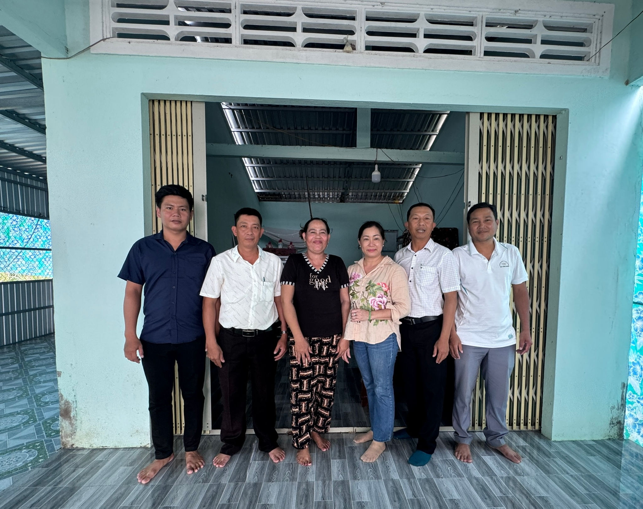 Mỗi khi có khách đến nhà chị Thị Ganh ( người nữ mặc áo đen) - con bà Thị Cạnh luôn giới thiệu nhà mới và diễn giải - do là dân tộc Khmer nên được Nàh nước hỗ trợ cất nhà mới. Ảnh: Như Tâm