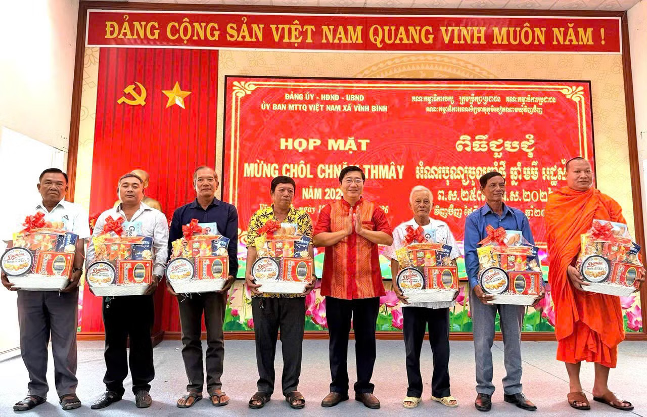 Ông Võ Thanh Xuân, Phó Bí thư Thường trực, Chủ tịch HĐND xã Vĩnh Bình trao quà đến Người có uy tín, chức sắc là người dân tộc Khmer nhân dịp Tết cổ truyền Chol Chnam Thmay năm 2026. Ảnh: Công Mạo