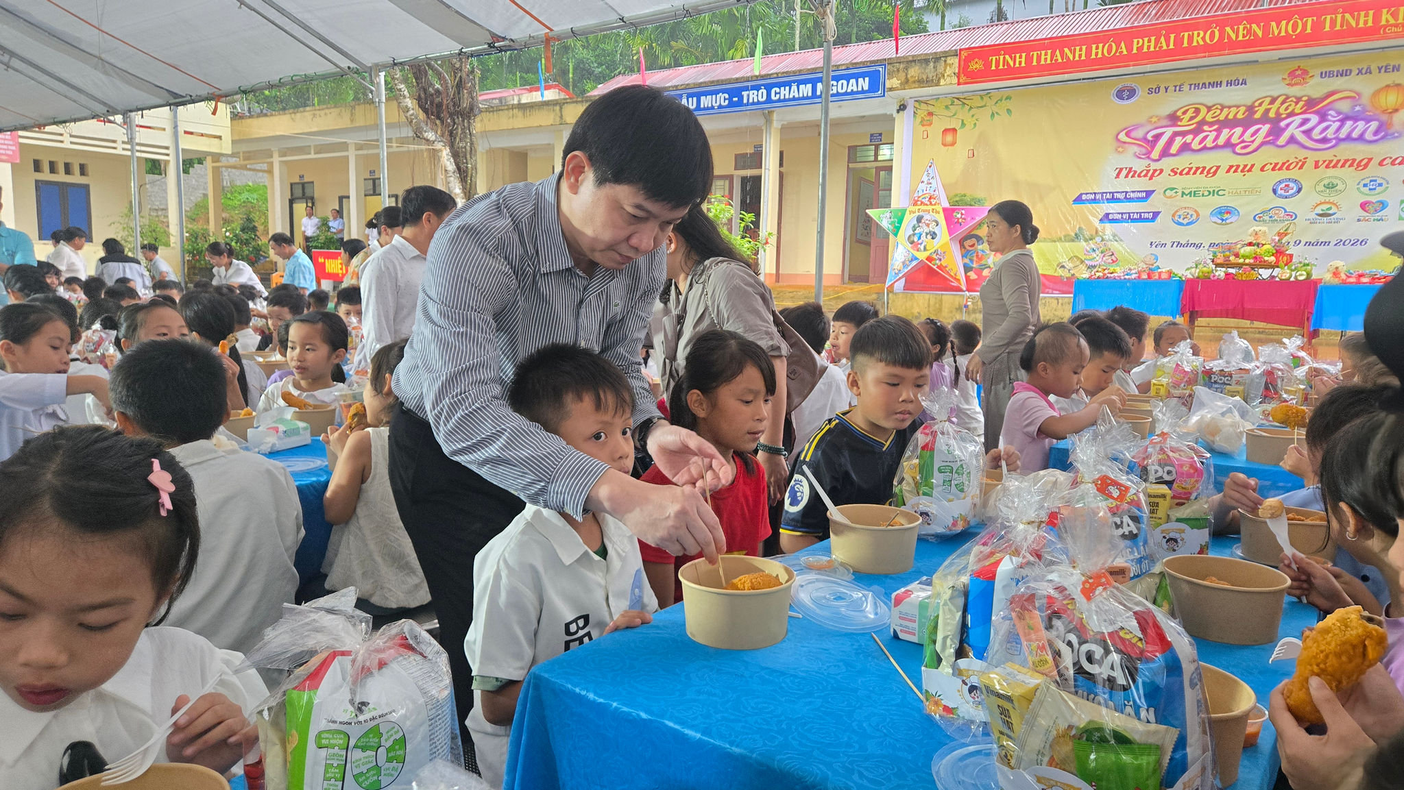 Đêm hội khép lại trong niềm vui của học sinh vùng cao.