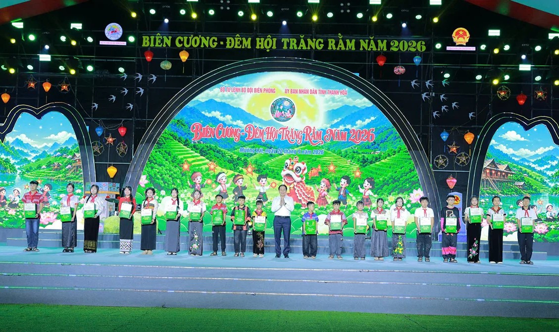 Phó Thủ tướng Chính phủ Lê Tiến Châu trao quà, học bổng cho 20 học sinh thuộc Chương trình “Nâng bước em tới trường - Con nuôi đồn Biên phòng”. ảnh: Minh Hiếu