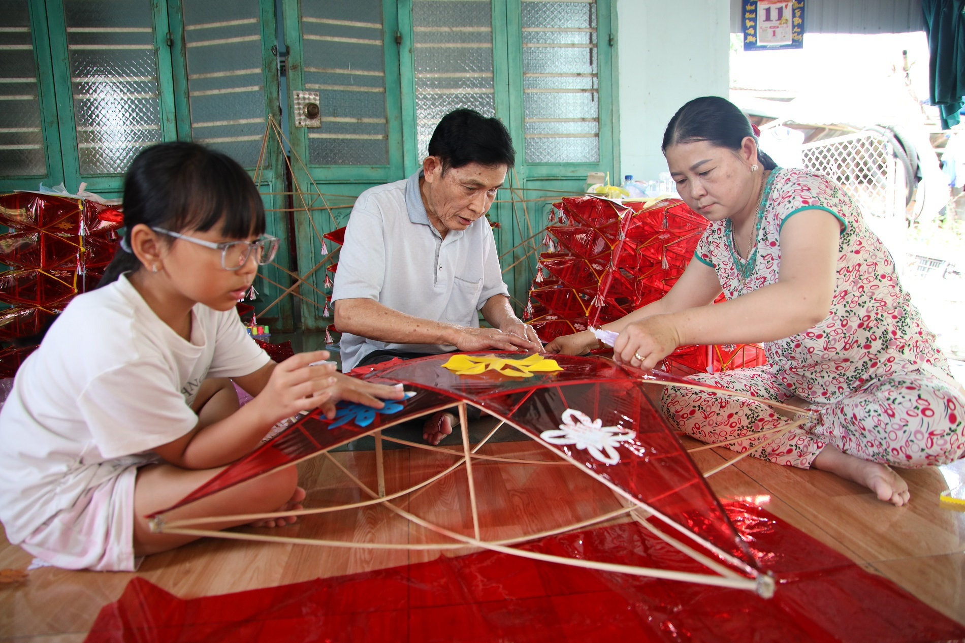 Các thành niên trong gia đình ông Phan Văn Lợi cùng nhau làm đèn lồng
