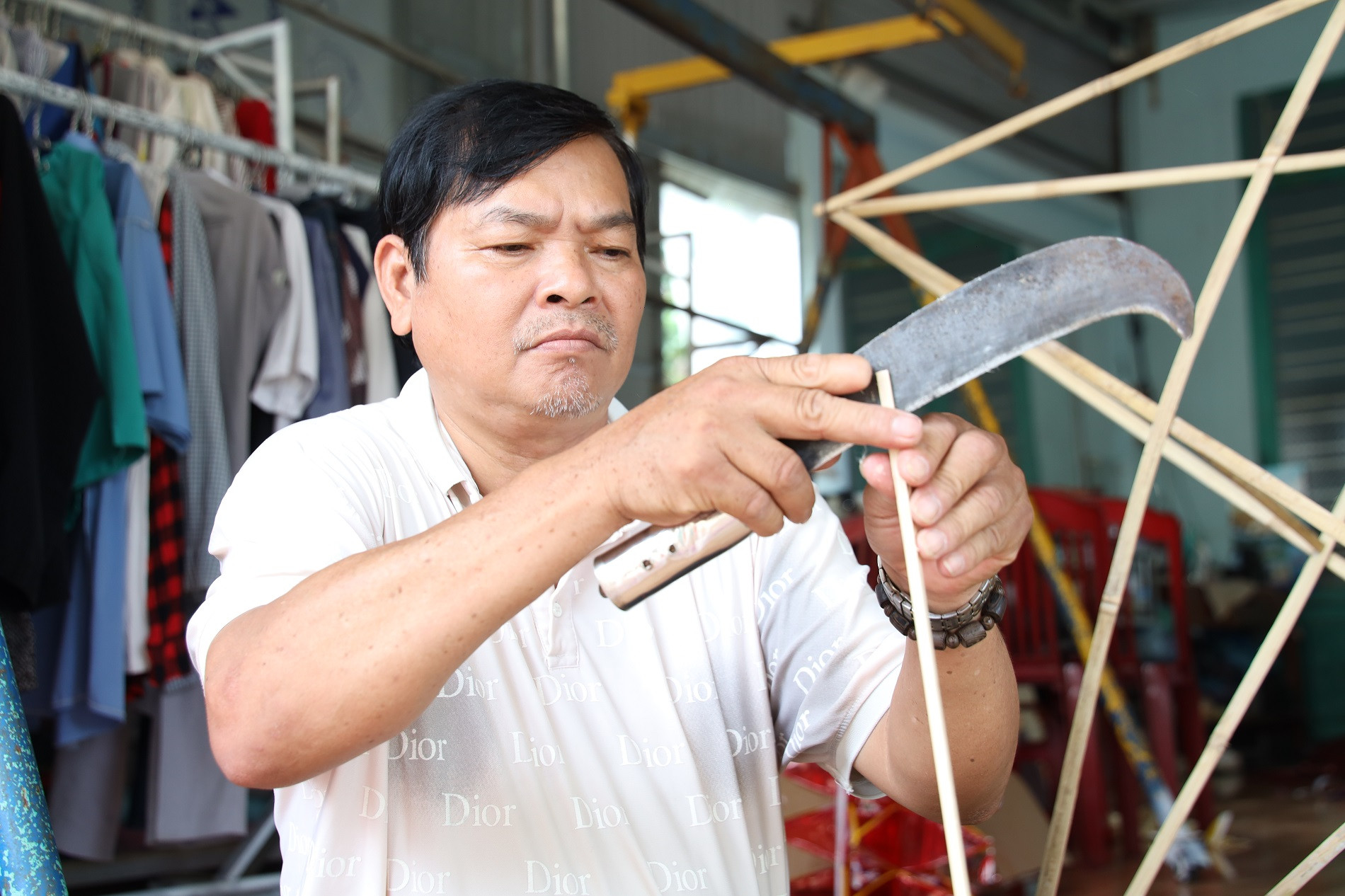 Chẻ tre, vót nan tre phải đều, khung phải chắc thì khi dán giấy mới đẹp